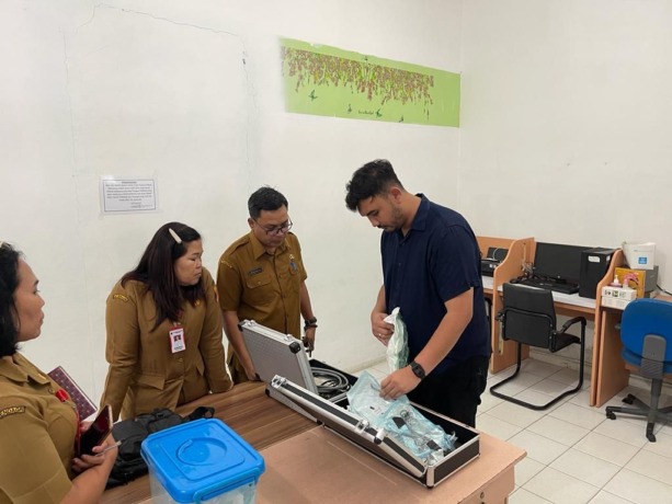 PANTAU: Direktur RSUD Sidikalang, dr Pesalmen Saragih (tengah) memantau pelayanan medis di rumah sakit.Istimewa.