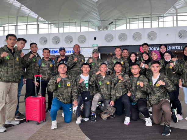 BERANGKAT: Tim karate Sumut foto bersama sebelum berangkat mengikuti Thailand Open Karate Championship 2023 melalui Bandara Kualanamu, Rabu (6/9). (IST)