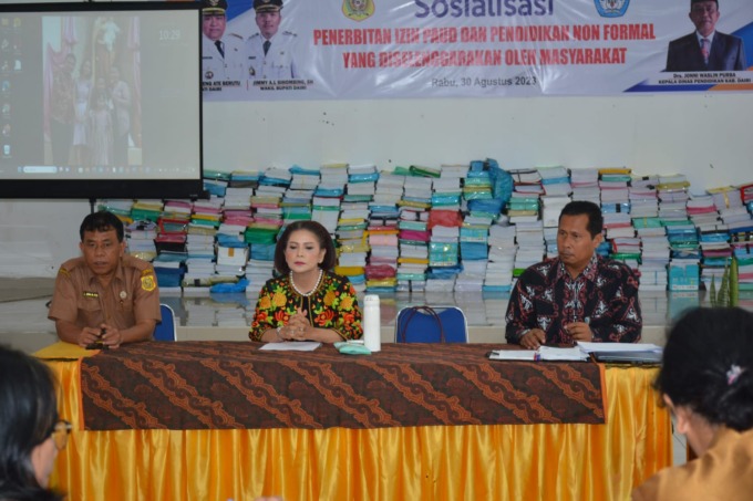 MONITORING: Pengelola Data Mutu dan Supervisi BPMP Sumut, Timbul Butarbutar (kanan), Kepala Dinas Pendidikan Dairi, Jonny Waslin Purba serta Bunda PAUD, Ny Romy Mariani berfoto bersama disela monitoring, Rabu (6/9/2023).Istimewa.