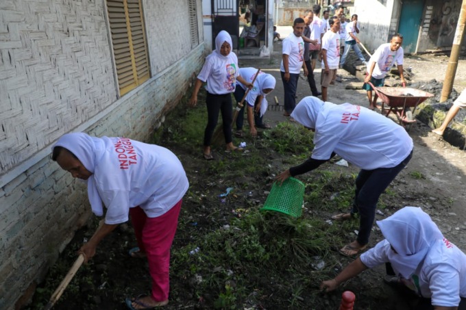 Relawan Tuan Guru Sahabat (TGS) Ganjar Sumut bersama puluhan masyarakat saat membersihkan gorong-gorong, sampah dan limbah di Desa Tembung, Kecamatan Pecut Sei Tuan, Kabupaten Deli Serdang, Sumatera Utara, Kamis (7/9).