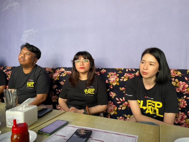 Laura Basuki dan artis pendukung film Sleep Call, di Medan.