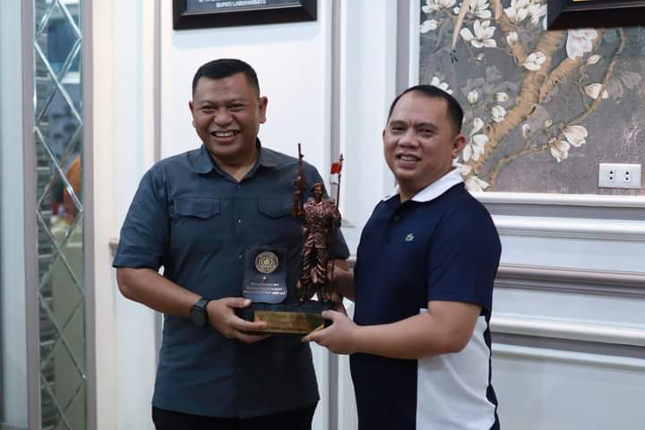 SAMBUT: Bupati Labuhanbatu menyambut kedatangan Danrem 022/Pantai Timur Brigjen TNI Luqman Arief. (fajar)