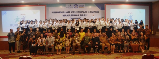 Rektor Universitas Murni Teguh Dr Chandra Situmeang SE MSM MPd Ak CA bersama nara sumber, panitia dan peserta pada hari pertama PKKMB Universitas Murni Teguh. (DEDDI MULIA PURBA/SUMUT POS)