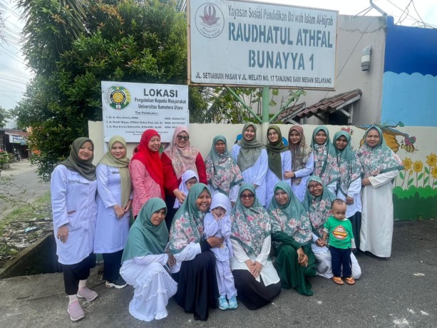 Ketua PKM FK USU Dr dr Rina Amelia MARS Sp KKLP bersama Anggota PKM dr Hendri Wijaya DTM and H MKed (Ped) SpA (K), dr Dina Arwina Dalimunthe MKed (KK) Sp (KK), Kepsek RA Bunayya 1 Medan Siti Hajar Silitonga SPdI, serta dokter-dokter muda FK USU dan anak-a