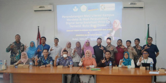 LITERASI KAMPUS: Ketua STOK Bina Guna Dr dr Hj Liliana Puspa Sari MKes dengan Store Manager Gramedia Gajah Mada Medan Agus Tri bersama undangan kerja sama Literasi Kampus Merdeka dan Perpustakaan Digital.DEDDI MULIA PURBA/SUMUT POS.