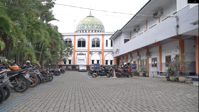 Gedung Fakultas Farmasi dan Mesjid UTND