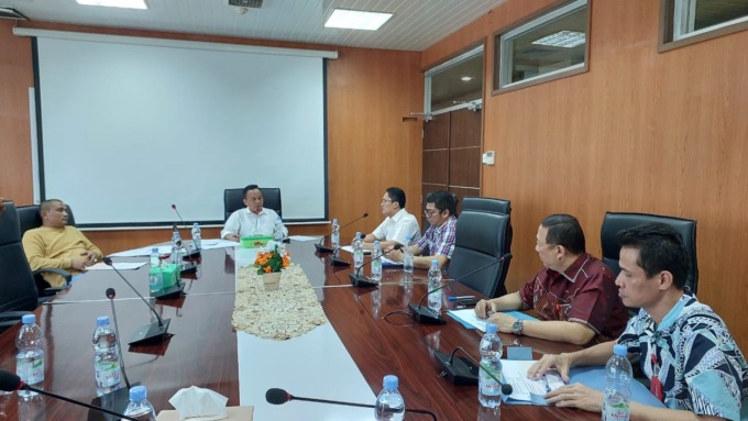 RAPAT: Ketua Komisi II, Sudari ST didampingi anggota komisi Janses Simbolon saat rapat konsultasi Komisi II DPRD Kota Medan dengan pihak RSUD Pirngadi Medan terkait P-APBD Kota Medan TA 2023 di gedung DPRD Medan, Sabtu (9/9/2023).