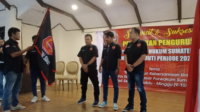 PATAKA: Penasehat Forwakum Sumut, Tuah Armadi memberikan pataka kepada pengurus yang baru dilantik di Sibolangit, Sabtu (9/9/2023).