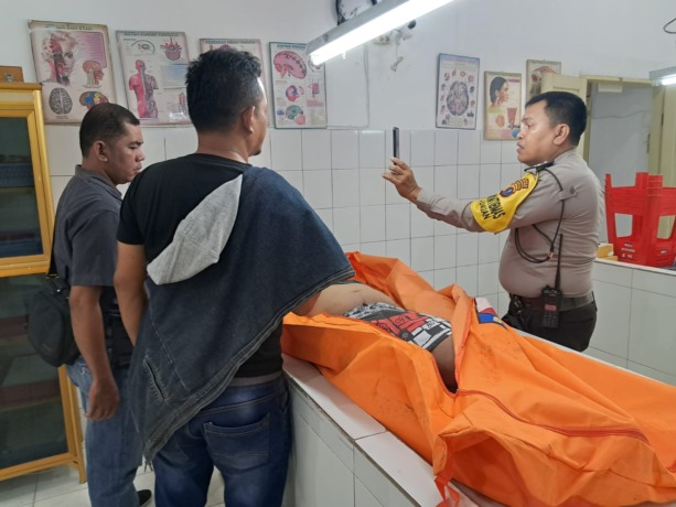 JENAZAH: Polisi membawa jenazah korban ke RSU Djasamen Saragih.