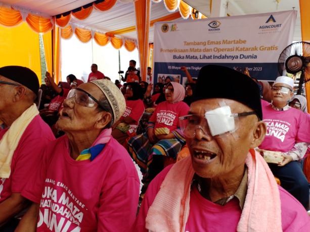 Para lansia penderita katarak sumringah usai operasi mata, Kamis (14/9/2023) di RS Bhayangkara tk IV Batangtoru, Tapsel. (Samman/MetroDaily)