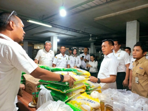 CEK: Dirut PUD Pasar Medan Suwarno usai dirinya mendampingi pengecekan Satgas Pangan Polda Sumut pada Rabu (13/9/2023) kemarin.