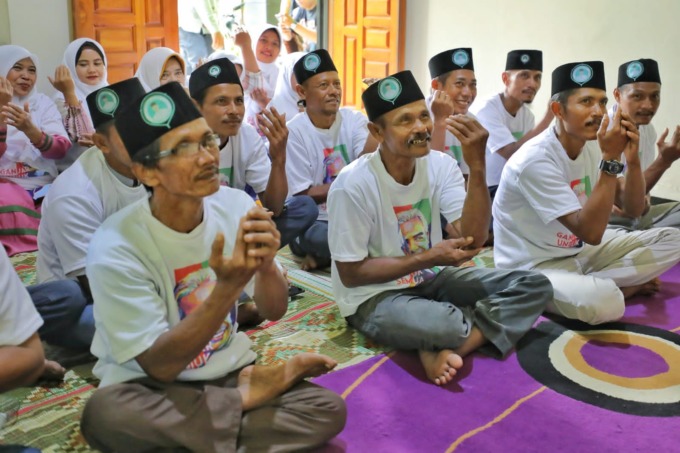 Relawan Tuan Guru Sahabat (TGS) Ganjar Sumut saat memberik edukasi kepada puluhan jemaah majelis taklim dan masyarakat sekitar di Dusun I, Desa Suka Jadi, Kecamatan Hinai, Kabupaten Langkat, Provinsi Sumut.