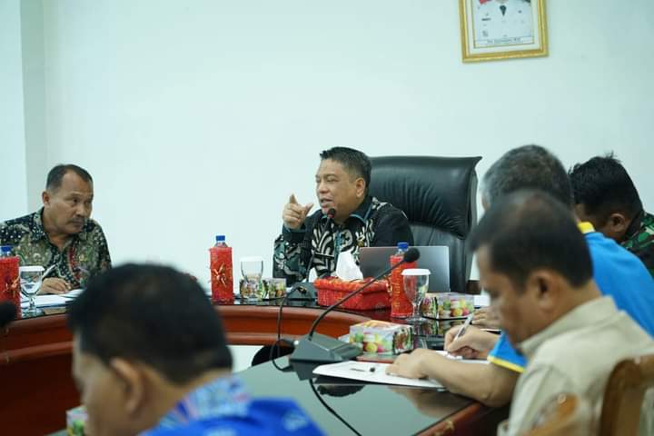 PIMPIN: Pj Wali Kota Tebingtinggi Syarmadani ketika memimpin rapat kordinasi dengan pihak terkait tentang penanganan inflasi di Kota Tebingtinggi.