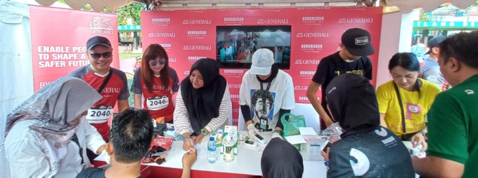 Direktur, Chief Operation Officer Generali Indonesia Jutany Japit didampingi Windra Krismansyah selaku Head of Corporate Communications saat melihat kegiatan mini medical check up di acara Friendship Run Medan - Road to Borobudur Marathon 2023.