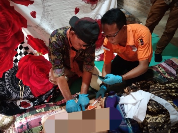 PERIKSA: Tim Inafis Polres Tebingtinggi melalui evakuasi dan pemeriksaan kepada jasad Baren Purba.