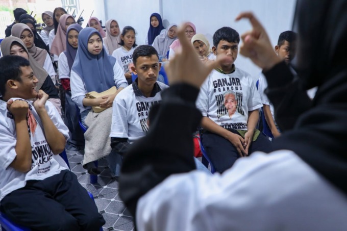 Ganjar Milenial Center (GMC) Sumut saat menggelar pelatihan menjahit bagi penyandang Disabilitas di Lembaga Kursus dan Pelatihan Bina Putri, Kelurahan Kisaran Baru, Kecamatan Kisaran Barat, Kabupaten Asahan, Provinsi Sumatera Utara.