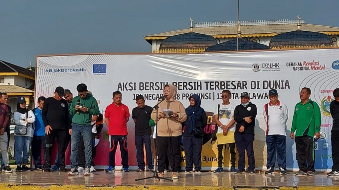 SAMBUTAN: Kepala Dinas Lingkungan Hidup dan Kehutanan Sumut, Yuliani Siregar saat memberikan kata sambutan pada gerakan World Clean-Up Day (WCD) 2023.