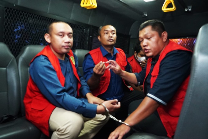 KORUPSI: Wakil Rektor Uniba Labuhanbatu bersama rekan yang menjadi tersangka dugaan korupsi KIP, digiring petugas kejaksaan ke Rutan Kelas I Medan. (Ist)