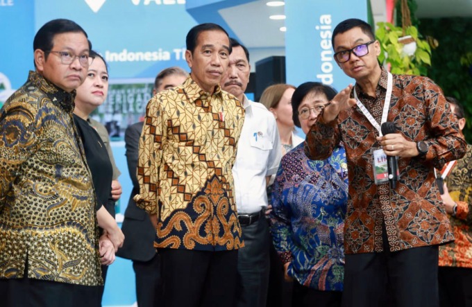Direktur Utama PLN memaparkan konsep Accelerated Renewable Energy Development pada acara puncak Festival LIKE, Senin, (18/9). Kiri ke kanan: Pramono Anung (Sekretaris Kabinet Indonesia), Puan Maharani (Ketua DPR RI), Joko Widodo (Presiden RI), Luhut Binsa