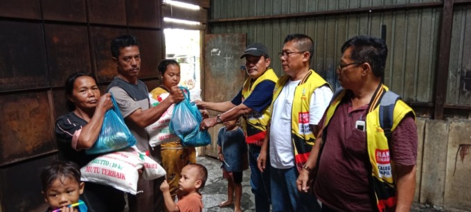 BANTUAN: Penyerahan bantuan dari Mangihut Sinaga kepada korban kebakaran. (IST)