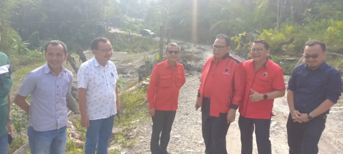 KUNJUNG: Ketua DPRD Sumut, Baskami Ginting saat mengunjungi Jalan Lolowua-Dola, Desa Hunohoa, Kecamatan Hikiserangkai, Nias.
