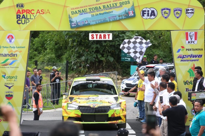 LEPAS: Pj Gubsu Hassanudin didampingi Pembina IMI Sumut Musa Rajekshah dan Ketua IMI Sumut Harun Mustafa Nasution melepas peserta Danau Toba Rally 2023. (IST)