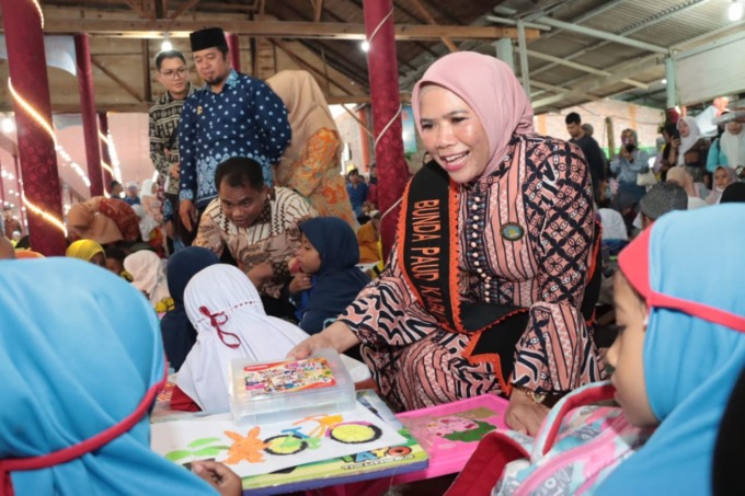 PAUD: Bupati Sergai H Darma Wijaya dan Bunda PAUD Sergai Ny. Rosmaida Darma Wijaya saat bersama anak PAUD. (fad)