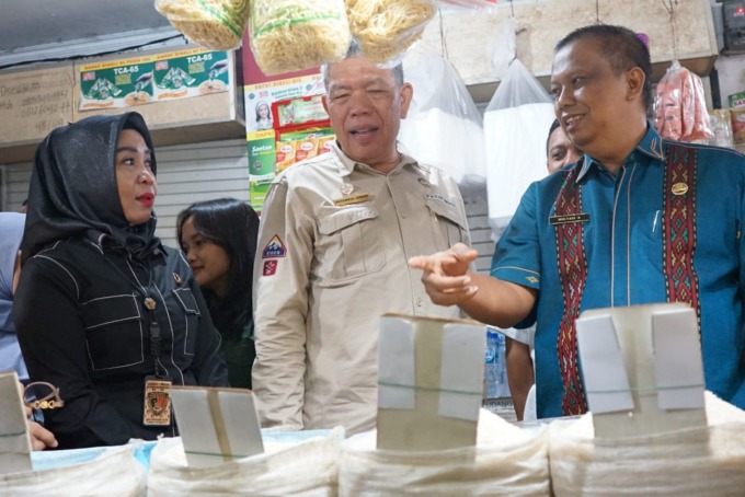 SIDAK: Kepala Disperindag ESDM Sumut, Mulyadi Simatupang sidak pasar di Pasar Sukaramai, Kota Medan.(ist/SUMUT POS)