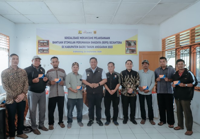 SOSIALISASI: Bupati Dairi, Eddy KA Berutu diabadikan bersama masyarakat penerima bantuan bedah rumah saat sosialisasi di Dinas PUTR Dairi.Istimewa.