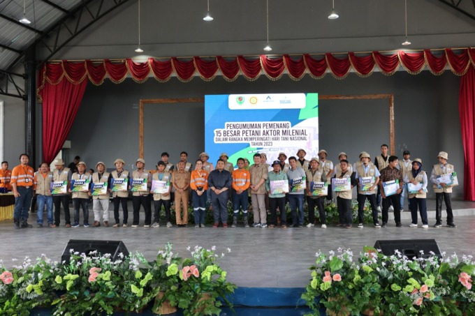 Bupati Tapanuli Selatan Dolly Pasaribu (tengah) bersama jajaran manajemen PTAR berfoto bersama para pemenang Petani Aktor Milenial di Sopo Daganak, Batangtoru, Tapanuli Selatan, Senin (25/09).