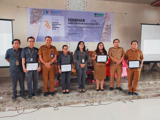 DIABADIKAN: Kepala BPS Dairi, Minda Flora Ginting (4kanan) diabadikan saat menyerahkan cinderamata kepada para narasumber saat gelar seminar memperingati HSN tahun 2023 di hotel Mutiara Dairi Sidikalang, Senin (25/9/2023).RUDY SITANGGANG/SUMUT POS.