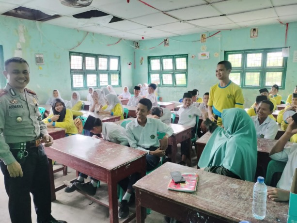 PENYULUHAN: Satuan Binmas (Sat Binmas) Polres Pelabuhan Belawan mengadakan kegiatan penyuluhan tentang bahaya narkoba di MTs. Alwasliyah 5 Belawan. Selasa (26/09/2023).