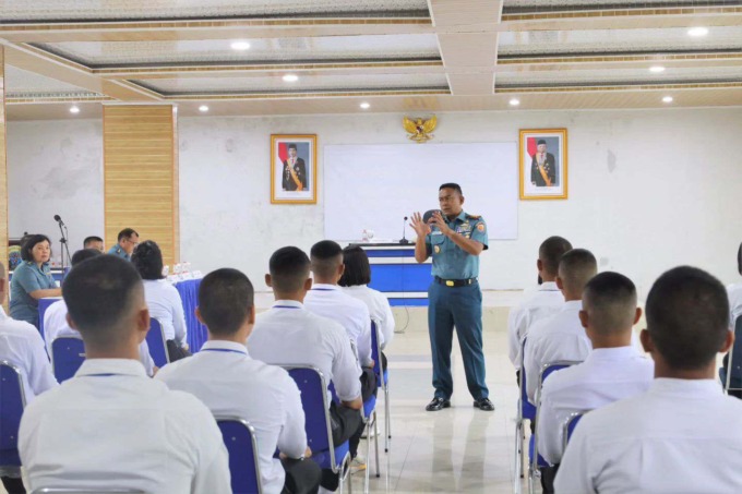 ARAHAN: Danlantamal I Laksamana TNI Johanes Djanarko Wibowo memberikan pengarahan kepada 42 orang calon Bintara Pria dan Wanita PK TNI AL Gelombang II tahun 2023, di Gedung R Mulyadi Mako Lantamal I, Belawan, Selasa (26/9/2023).