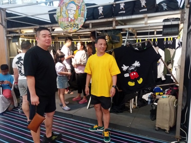 PAMERAN: Dave (kanan) salah satu owner