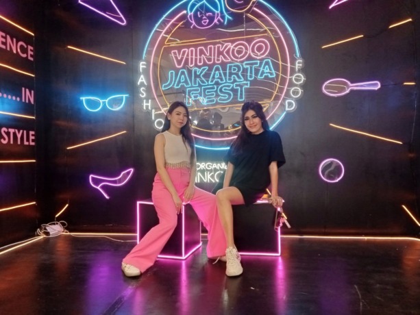 FOTO: Owner Vinkoo Jakarta Fest, Vincentia Laksono (kiri) berfoto bersama owner dari