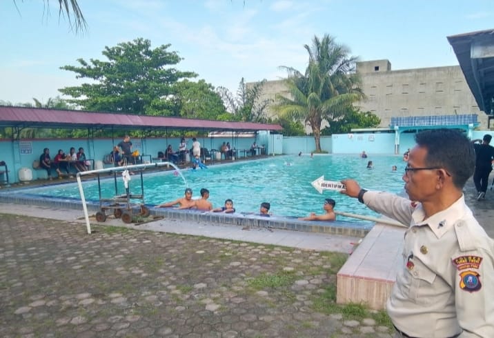 INDENTIFIKASI: Polres Tebingtinggi dan Tim Inafis melakukan indetifikasi di lokasi kejadian tepatnya Kolam Renang Pondok Kencana Kota Tebingtinggi.