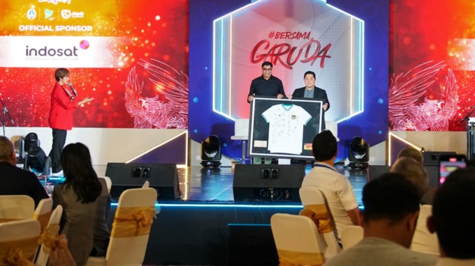 SPONSOR: Presiden Director and CEO Indosat Ooredoo Hutchison, Vikram Sinha dan Ketua Umum PSSI, Erick Thohir saat mengumumkan Indosat resmi menjadi sponsor timnas sepakbola satu tahun ke depan pada acara PSSI Partner Summit di Jakarta, Rabu (27/9/2023).