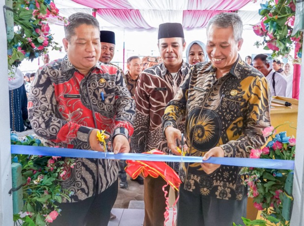 RESMIKAN: Pj Wali Kota Tebingtinggi Syarmadani didampingi Sekretaris Dinas Perpustakaan dan Arsip Provinsi Sumatera Utara, Alpian Hutauruk dan Kadis Perpustakaan dan Arsip Muhammad Fadly meresmikan rumah baca di Kelurahan Lalang.