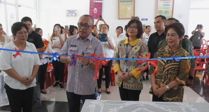 POTONG PITA: Sekda Kabupaten Nias Selatan, Ir Ikhtiar Duha, MM potong pita ketika meresmikan loket pelayanan informasi BPJS kesehatan di RSUD Nias Selatan, Jumat (29/9/2023).