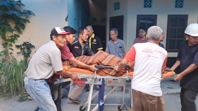 BAWA PULANG: Warga dan keluarga membawa pulang jasad kedua korban, setelah menjalani perawatan intensif di Rumah Sakit Kumpulan Pane Kota Tebingtinggi. ist/sumut pos.