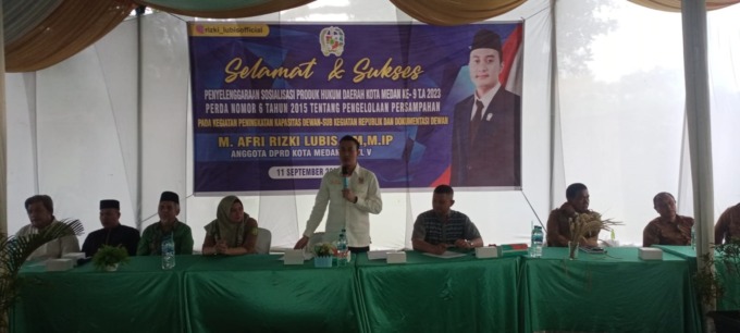 SOSIALISASI: Rizki Lubis saat menggelar Sosialisasi Peraturan Daerah Kota Medan No 6 Tahun 2014 Tentang Pengelolaan Persampahan di Jalan Eka Sama Kelurahan Gedung Johor, Kecamatan Medan Johor, Senin (11/9/2023) sore.