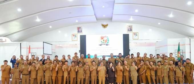 BERSAMA: Bupati Karo COry Sriwaty Sebayang, diabadikan bersama para camat dan kepala desa dalam Rapat Koordinasi Penambahan Dana Desa.