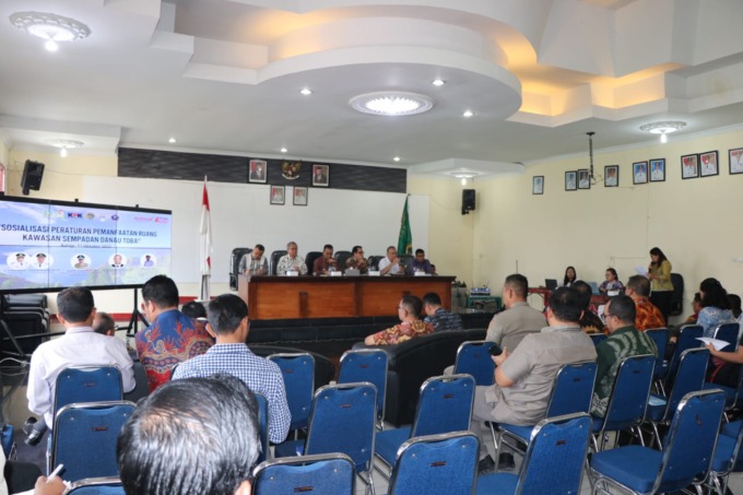 ist/SUMUT POS KAWASAN SEMPADAN: Sosialisasi Peraturan Pemanfaatan Ruang Kawasan Sempadan Danau Toba kepada masyarakat di Balai Data Kantor Bupati Toba,Jumat(13/10).