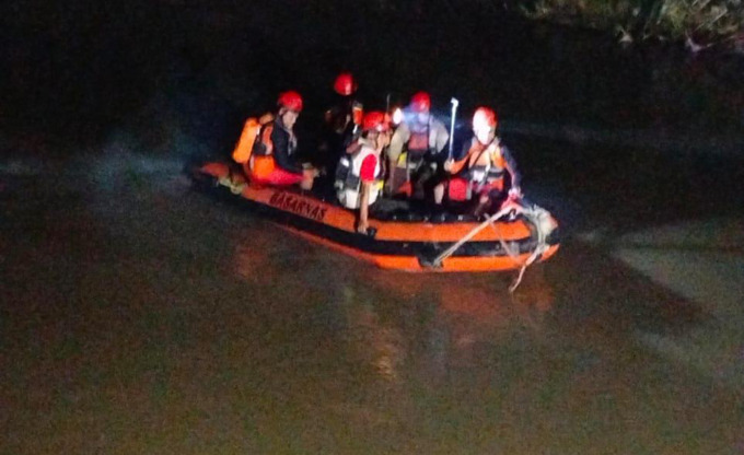 ihsan/sumutpos EVAKUASI: Waga berkerumun di lokasi kejadian tempat  Aditia (9) terpeleset ke dalam sungai di belakang rumahnya, di Dusun 20 lorong Pertanian Block Gading, Desa Klambir Lima Kebun, Hamparan Perak, Kamis (19/10)  sekira pukul 18.00 WIB.