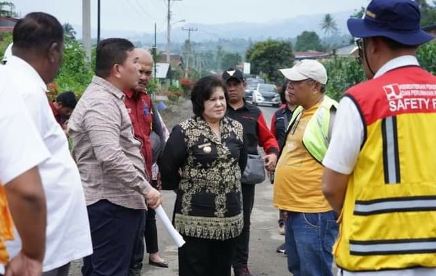 TINJAU: Bupati Karo meninjau pembangunan jalan Desa Tigaderket-Kutabuluh.