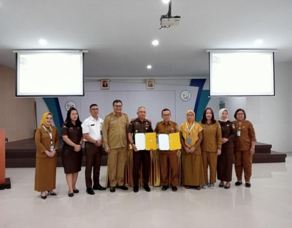 KERJA SAMA: Kajari Deliserdang Dr. Jabal Nur, S.H. M.H. melakukan penandatanggan kerja sama dengan pihak RSUD Amri Tambunan. BATARA/SUMUT POS.