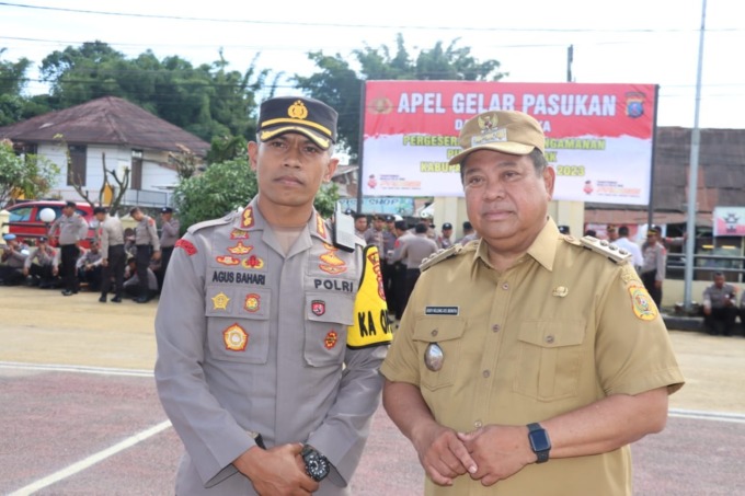 KETERANGAN: Bupati Dairi Eddy Keleng Ate Berutu didampingi Kapolres Dairi AKBP Agus Bahari, saat menyampaikan keterangan terkait pelaksanaan dan pengamanan Pilkades Serentak di 22 desa.Rudy Sitanggang/Sumut Pos.