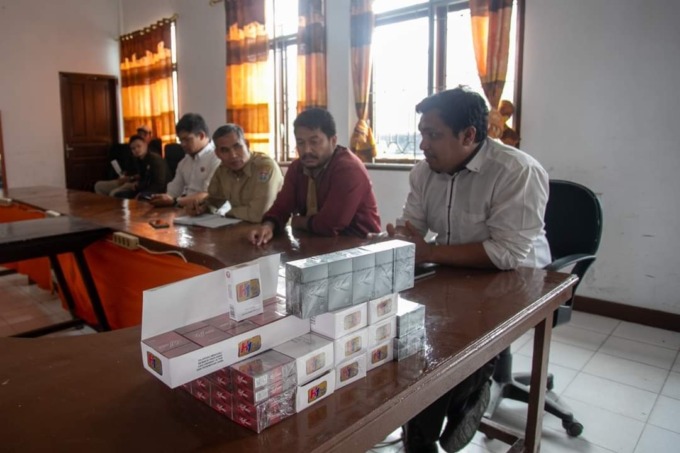 Istimewa KETERANGAN: Ketua Yayasan Lembaga Konsumen Indonesia Kabupaten Humbahas, Erikson Simbolon, saat menyampaikan keterangan ke sejumlah wartawan, Selasa (24/10).