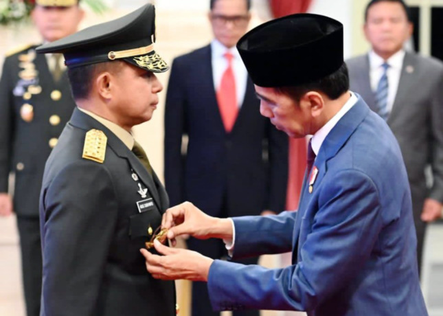 LANTIK: Presiden Joko Widodo (Jokowi) resmi melantik Letnan Jenderal (Letjen) TNI Agus Subiyanto menjadi KSAD. Pelantikan Agus berlangsung di Istana Merdeka, Jakarta, Rabu (25/10).