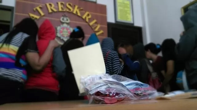 DIAMANKAN: Sejumlah PSK diamankan Polisi beberapa waktu lalu. Saat ini, prostitusi online semakin marak beroperasi di jejaring media sosial.